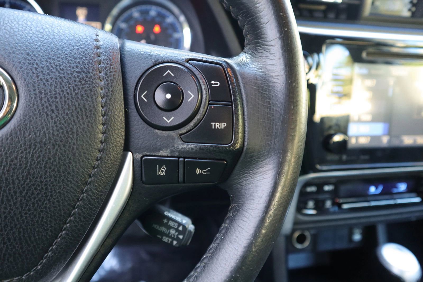 Used 2018 Toyota Corolla SE w/ SE Premium Package FWD image 33