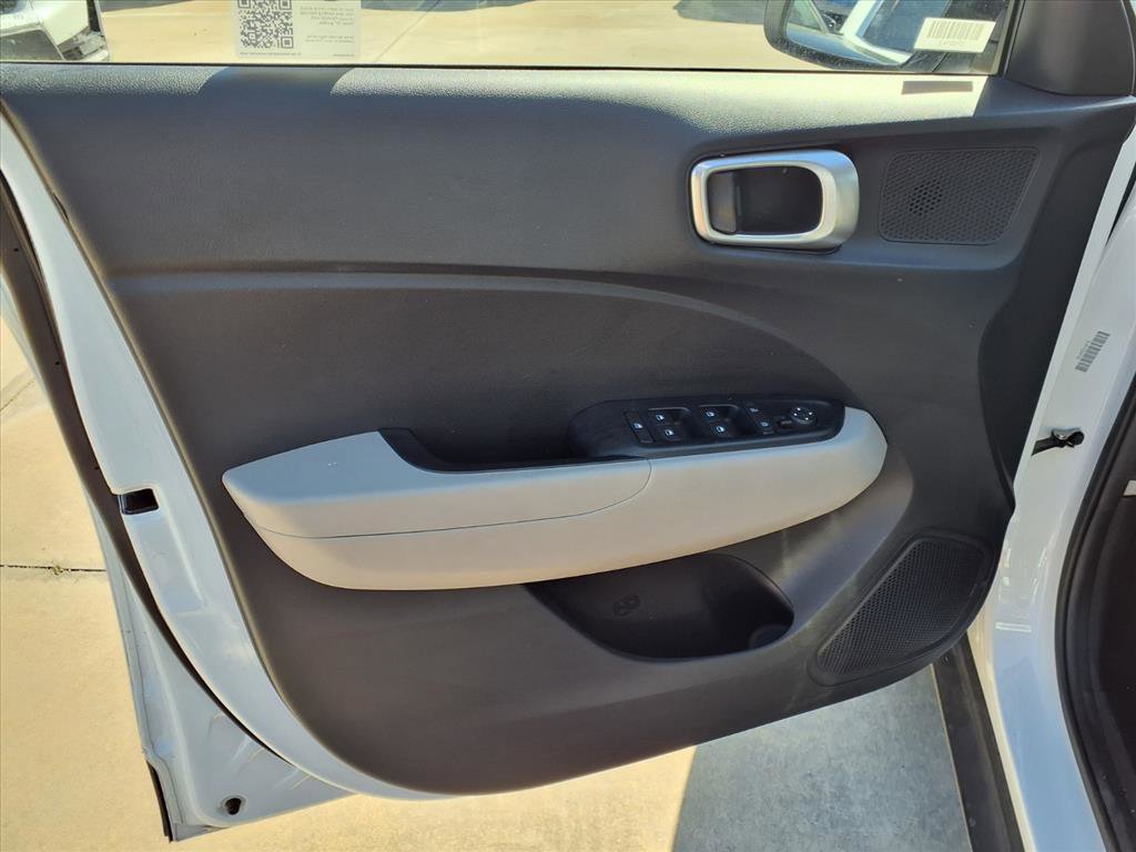 Used 2025 Hyundai Venue SEL image 17