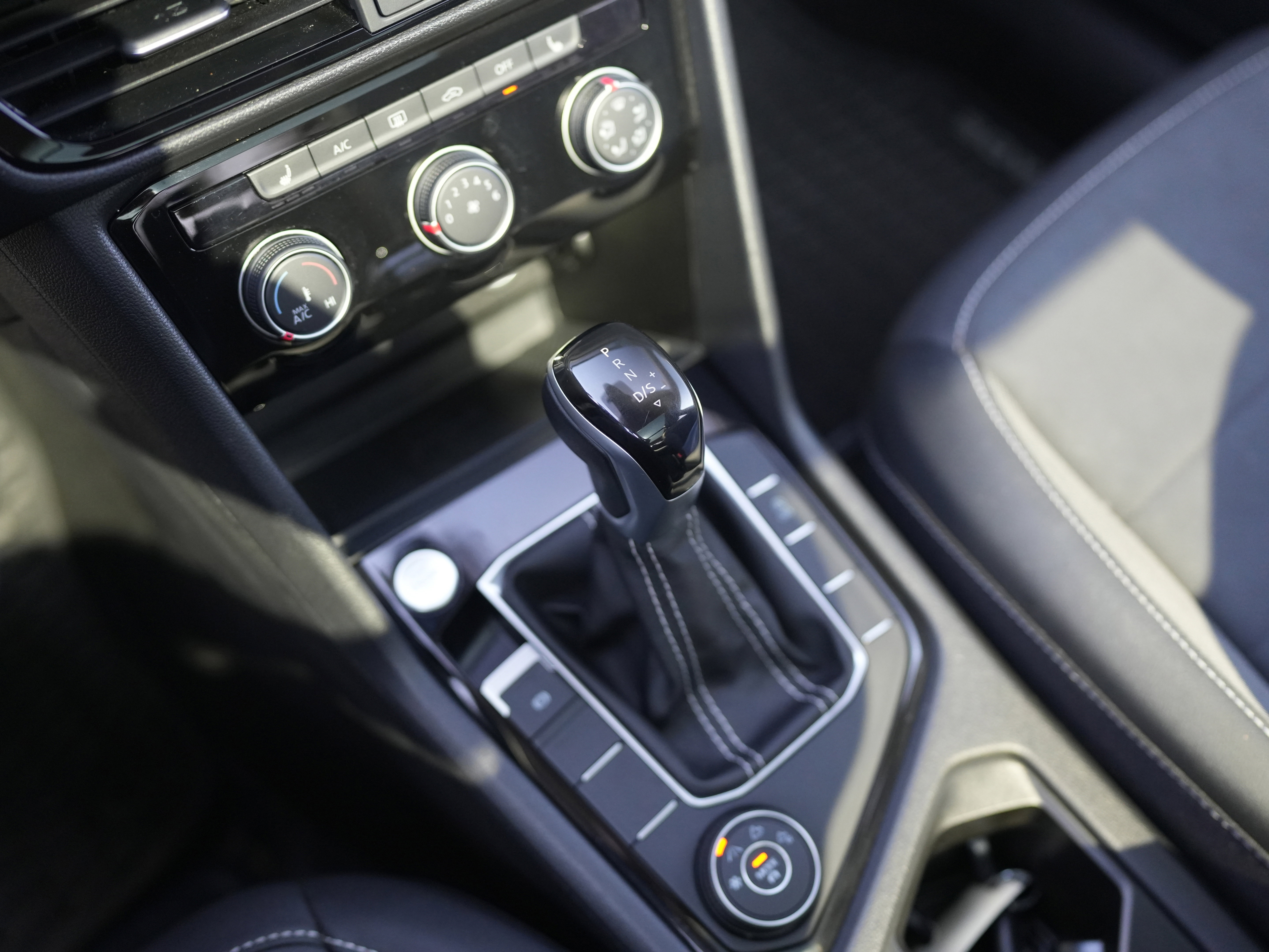 Used 2023 Volkswagen Taos SE w/ Panoramic Sunroof Package image 16