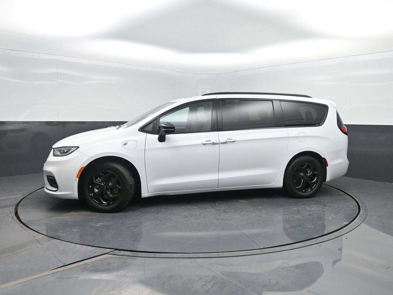 Used 2024 Chrysler Pacifica Premium