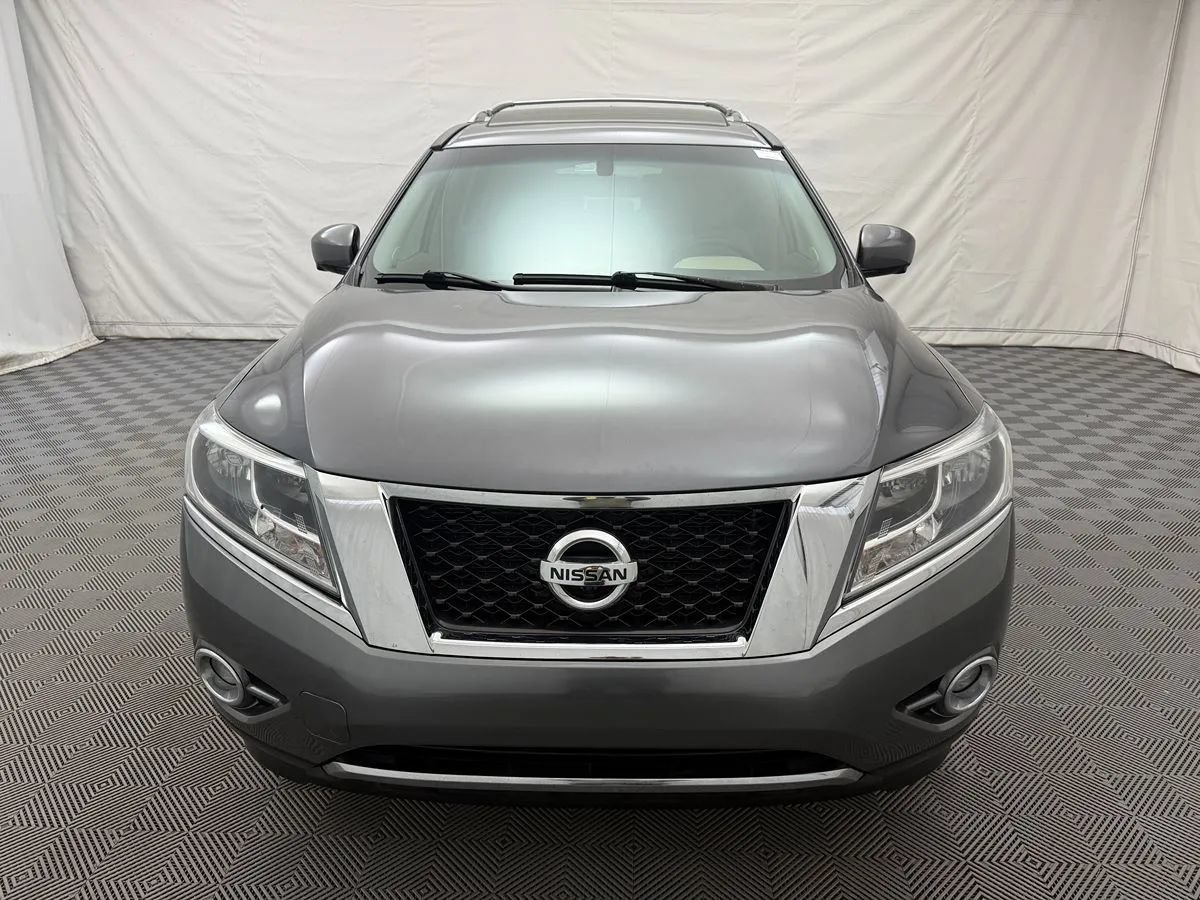 Used 2016 Nissan Pathfinder Platinum w/ Family Entertainment Package FWD image 3