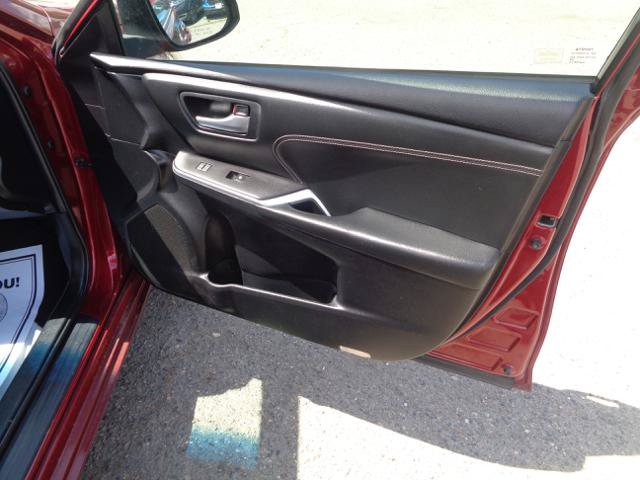 Used 2015 Toyota Camry XLE w/ Moonroof Package FWD image 21