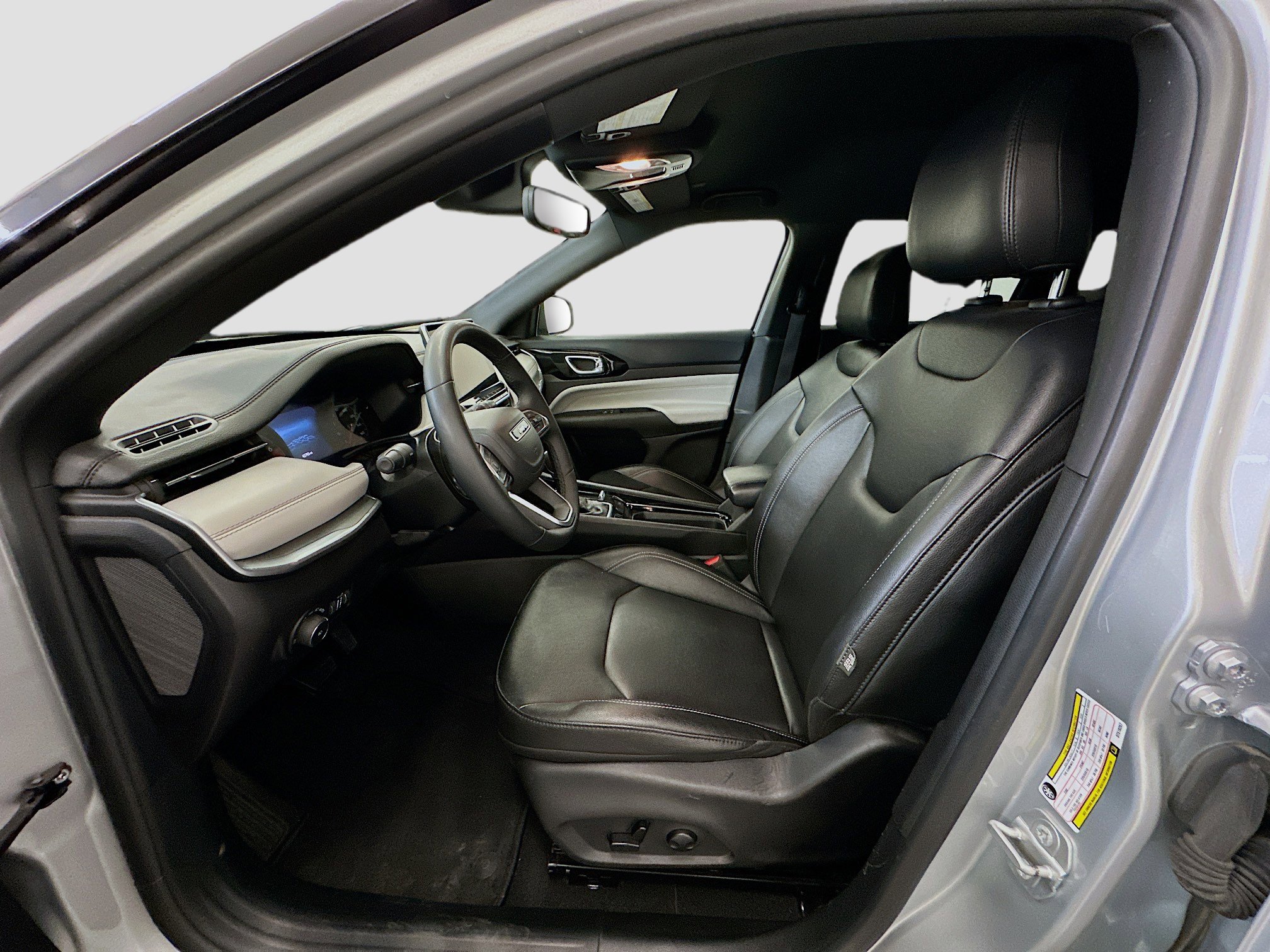 Used 2025 Jeep Compass Limited image 13