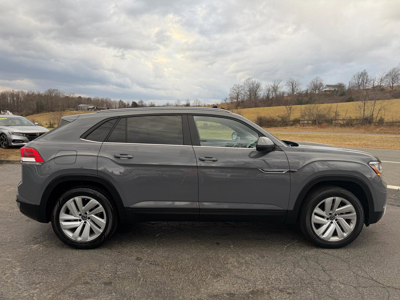 Used 2021 Volkswagen Atlas Cross Sport SE w/ Panoramic Sunroof Package FWD image 8