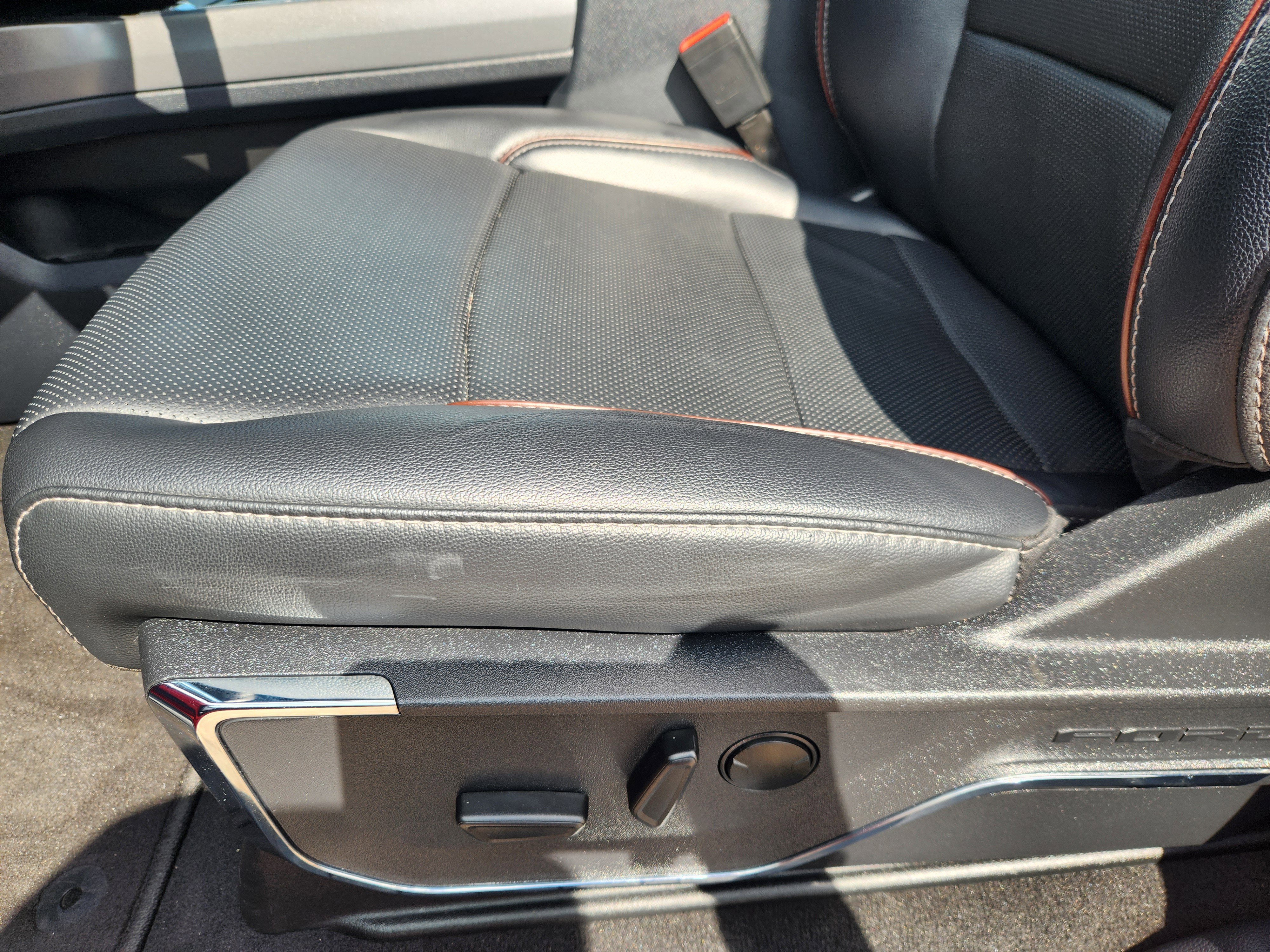 Used 2024 Ford F250 Lariat w/ Black Appearance Package image 17