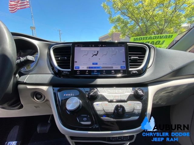 Used 2024 Chrysler Pacifica Touring-L FWD image 43