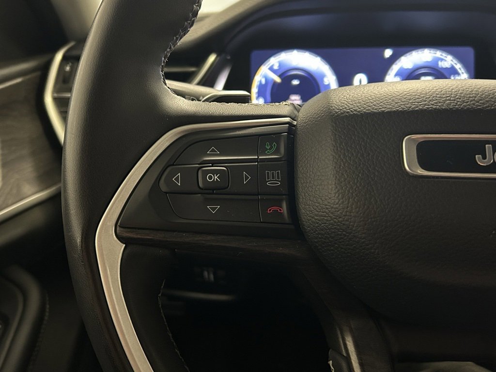 Used 2023 Jeep Grand Cherokee Limited w/ Black Appearance Package image 9