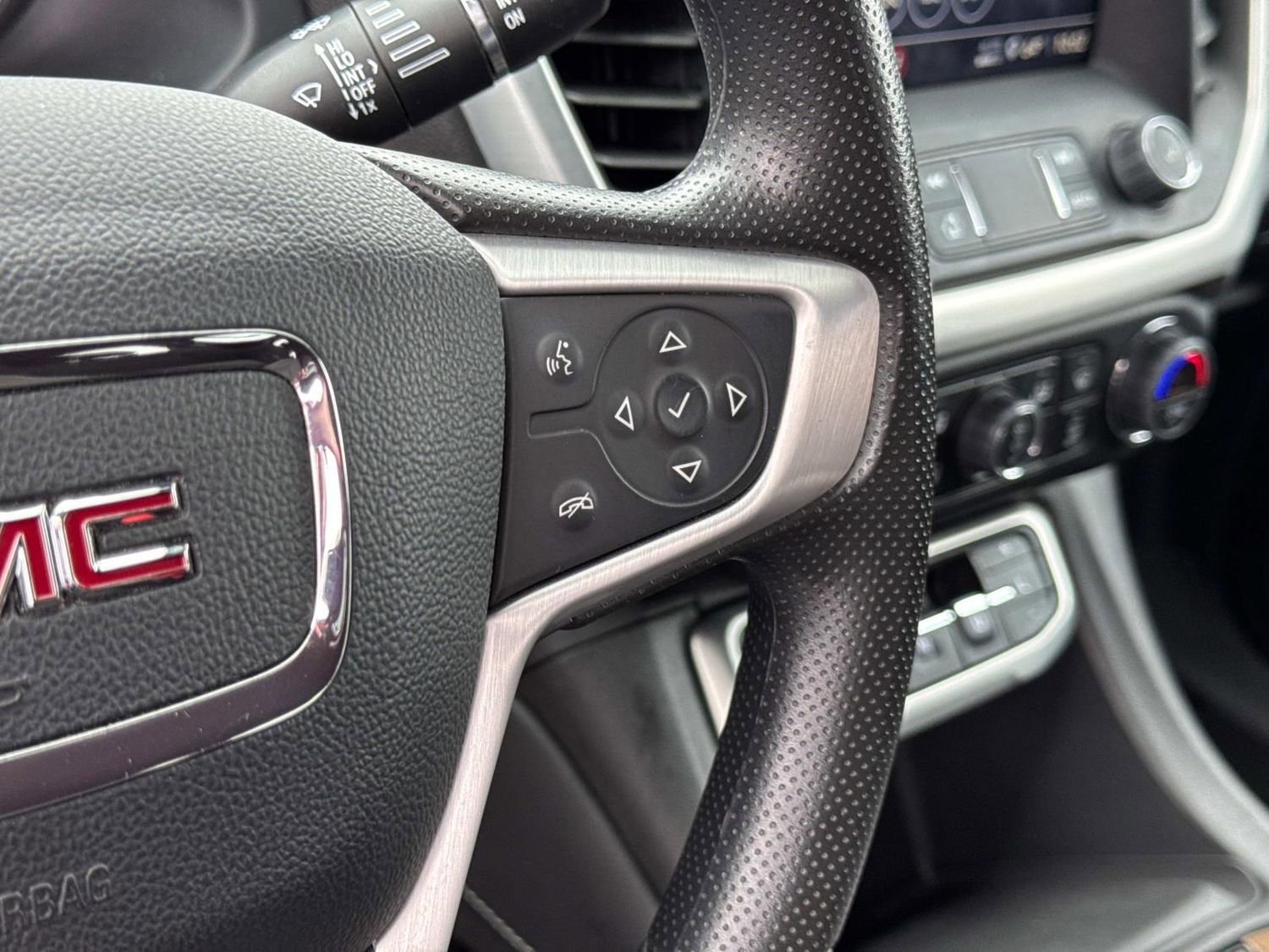 Used 2023 GMC Acadia SLE w/ Driver Convenience Package FWD image 32