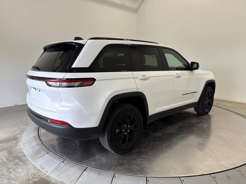 Used 2025 Jeep Grand Cherokee Altitude AWD/4WD image 7