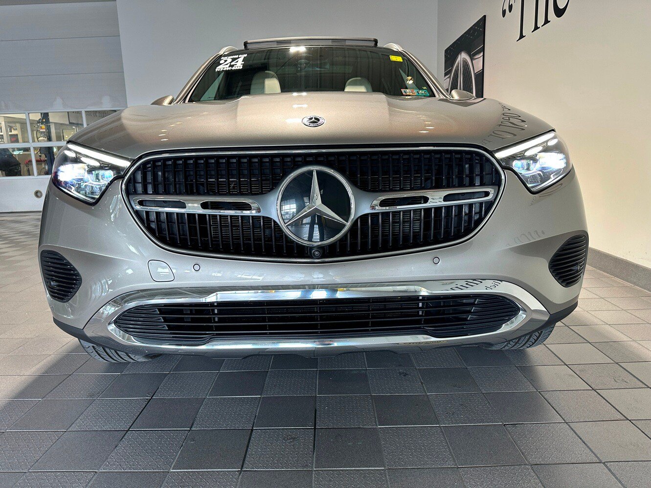 Used 2024 Mercedes-Benz GLC 300 4MATIC image 2