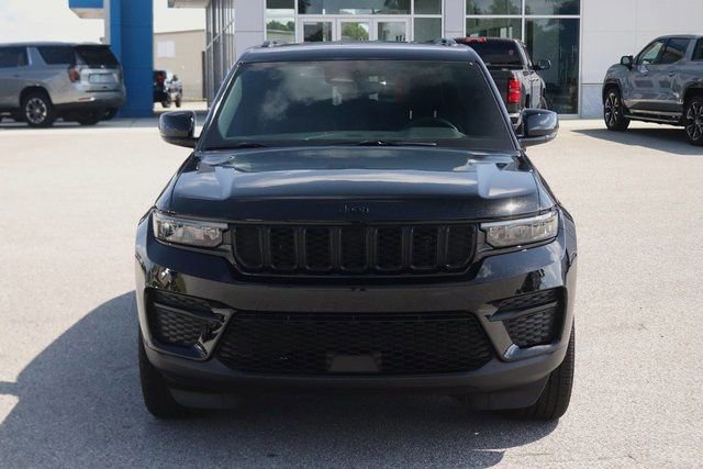 Used 2024 Jeep Grand Cherokee Altitude AWD/4WD image 2