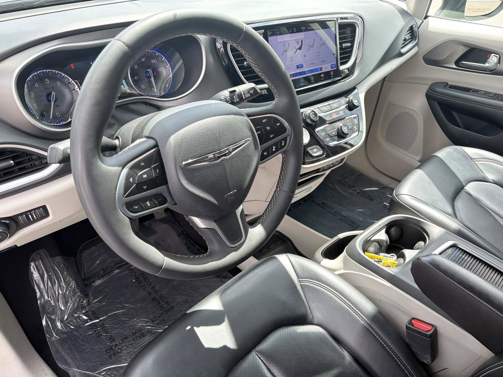 Used 2023 Chrysler Pacifica Touring-L FWD image 7