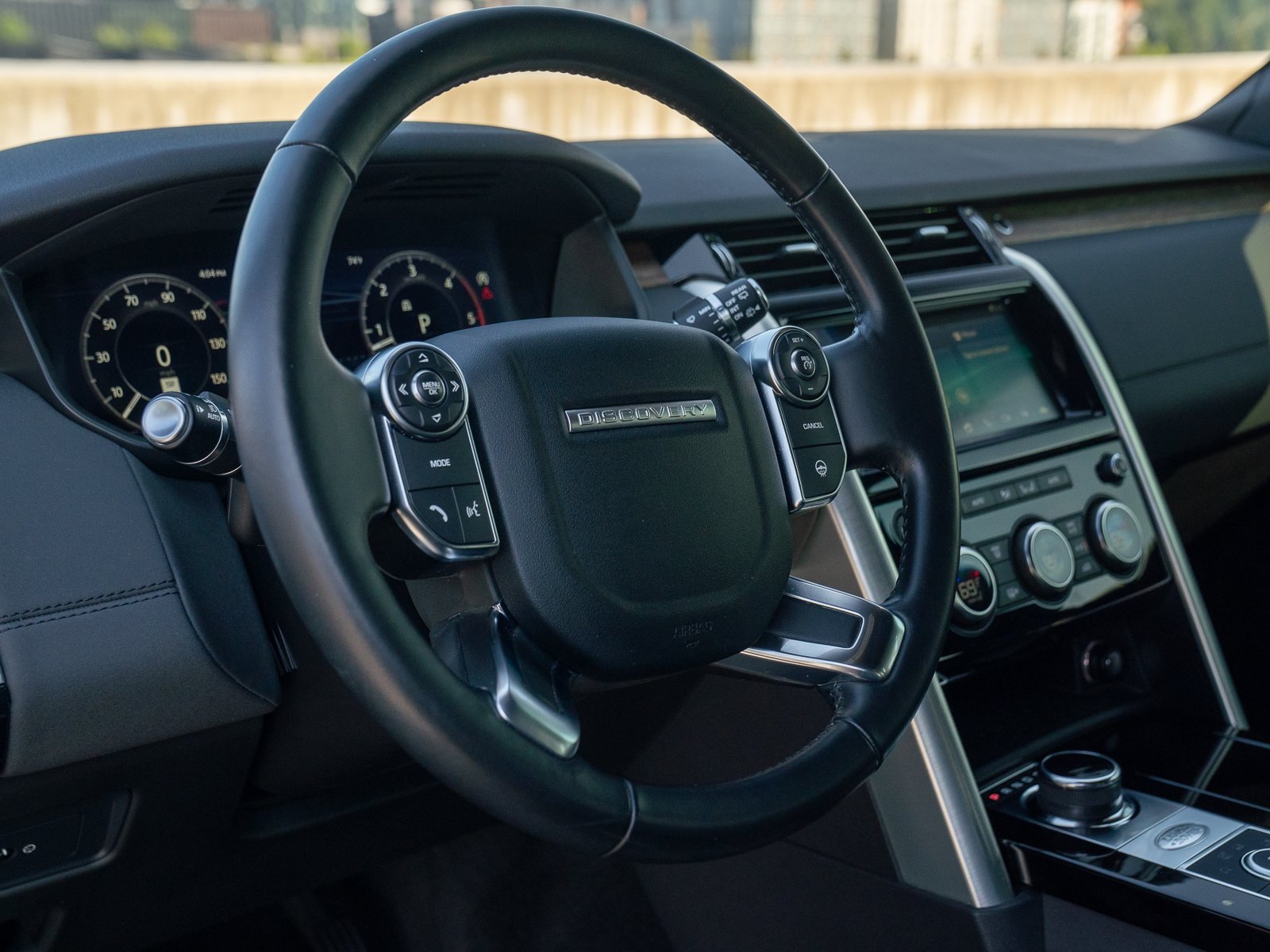 Used 2018 Land Rover Discovery HSE AWD/4WD image 18