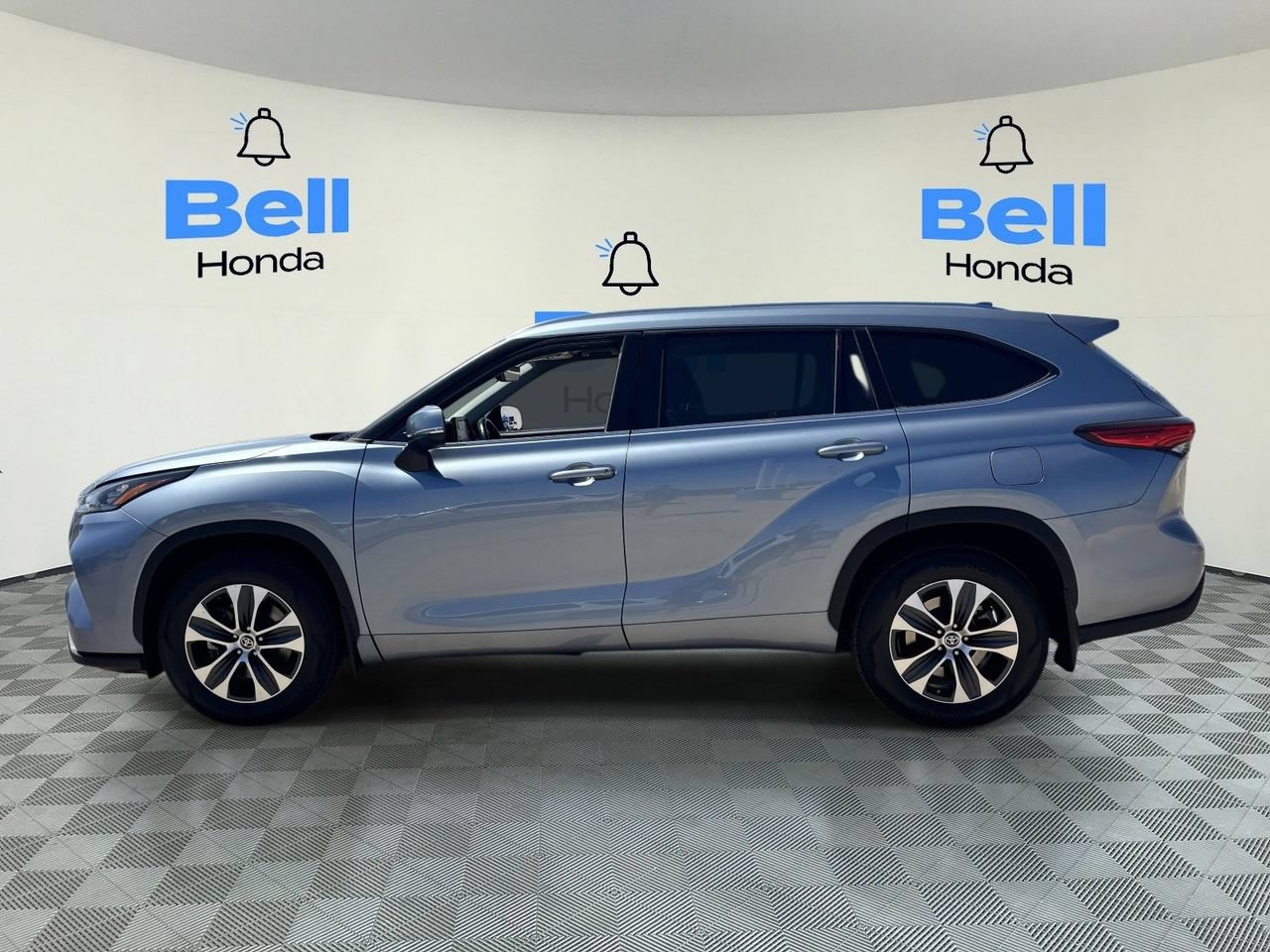 Used 2020 Toyota Highlander XLE AWD/4WD image 2