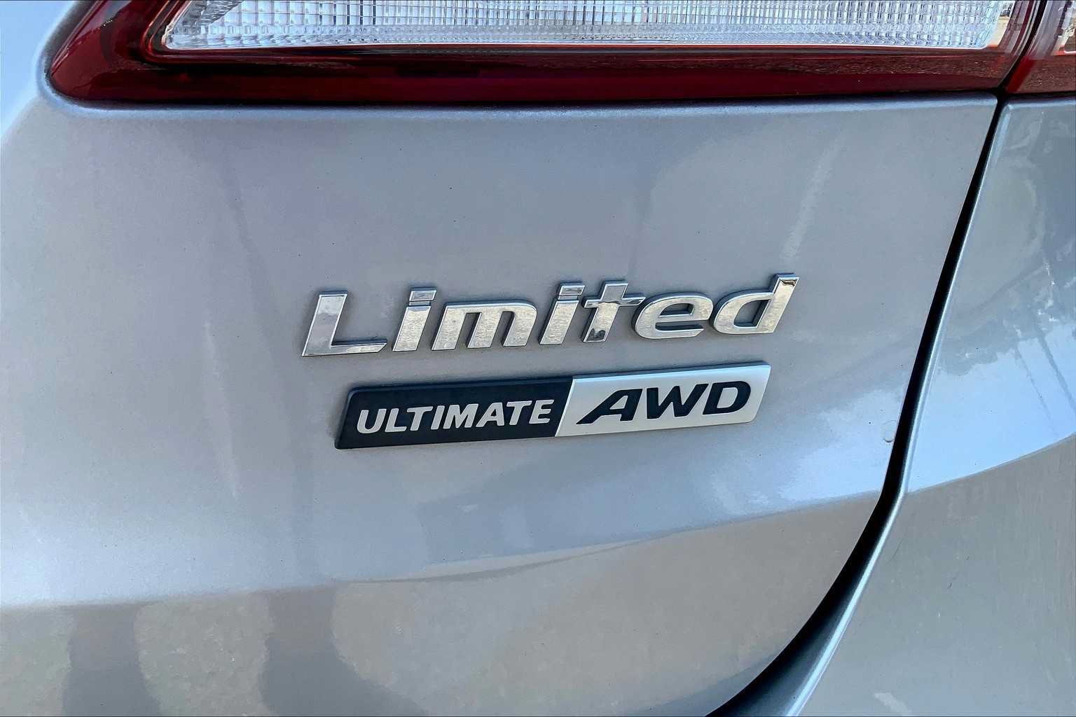 Used 2017 Hyundai Santa Fe Limited AWD/4WD image 10