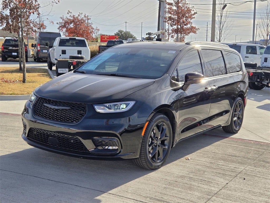 New 2026 Chrysler Pacifica Limited w/ S Appearance Package