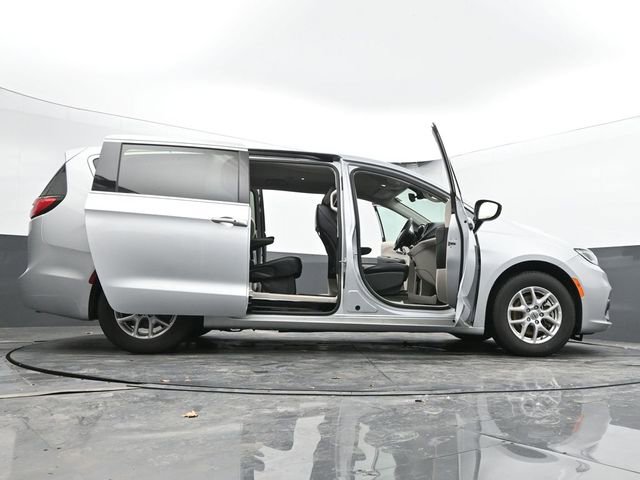 Used 2024 Chrysler Pacifica Touring-L image 75
