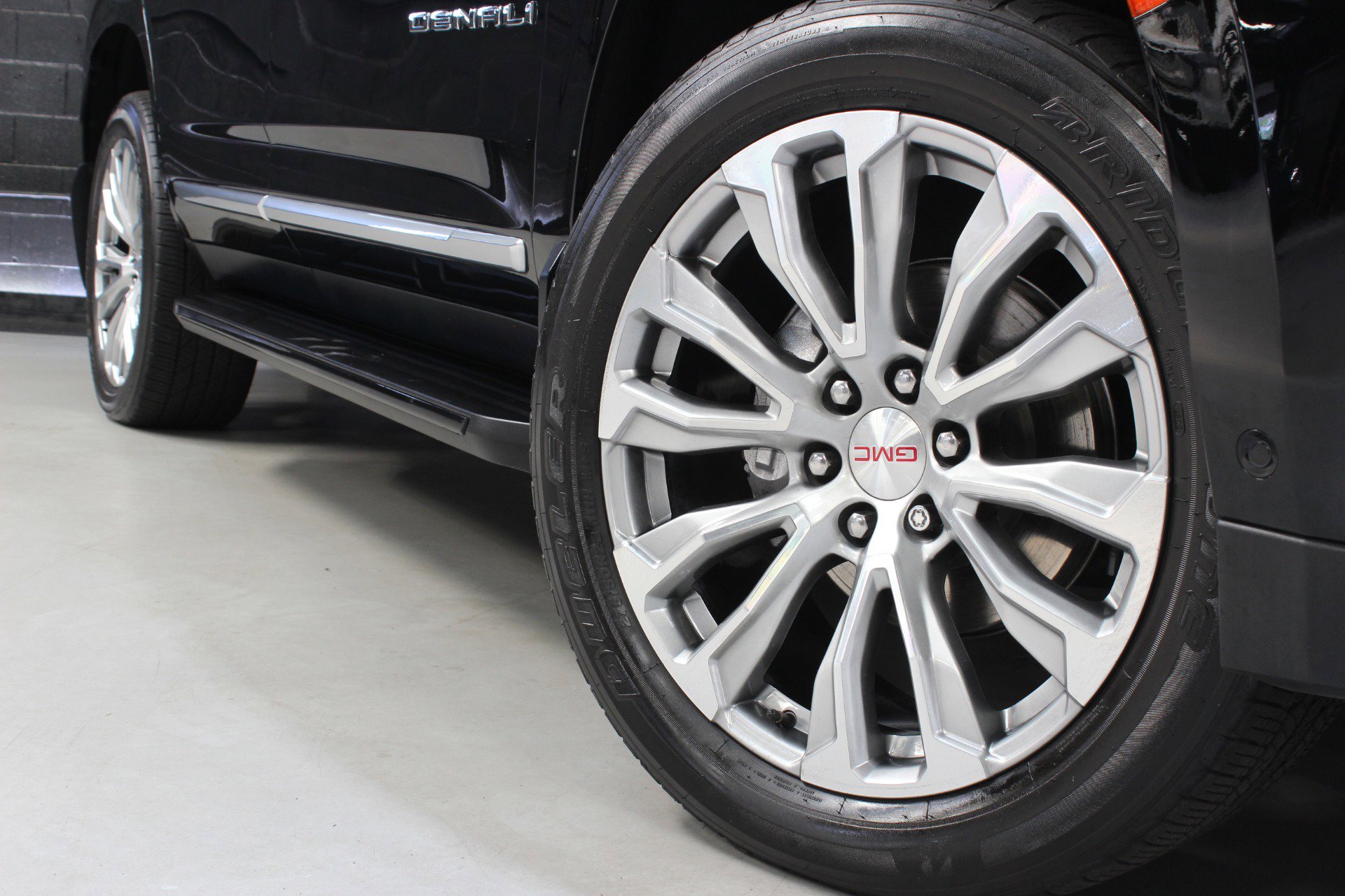 Used 2023 GMC Yukon Denali w/ Advanced Technology Package image 11