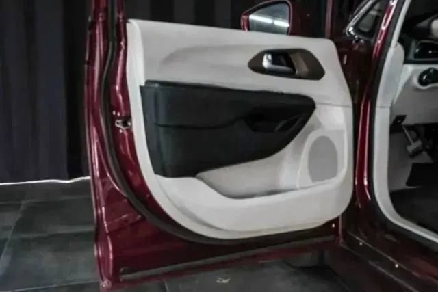 Used 2018 Chrysler Pacifica Touring Plus w/ Tire & Wheel Group FWD image 41