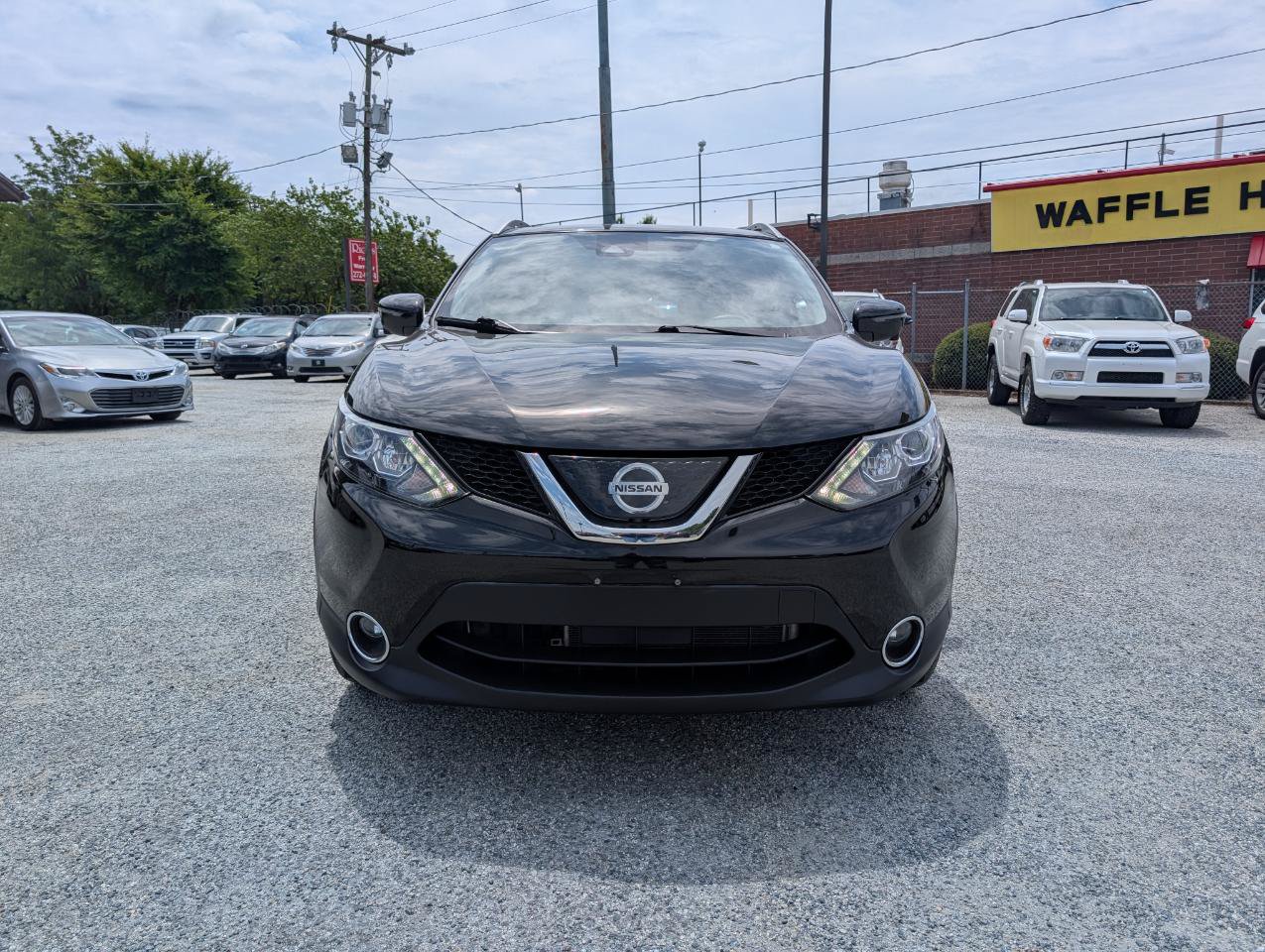 Used 2018 Nissan Rogue Sport SL w/ SL Premium Package FWD image 2
