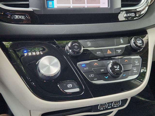 Used 2022 Chrysler Voyager LX FWD image 42