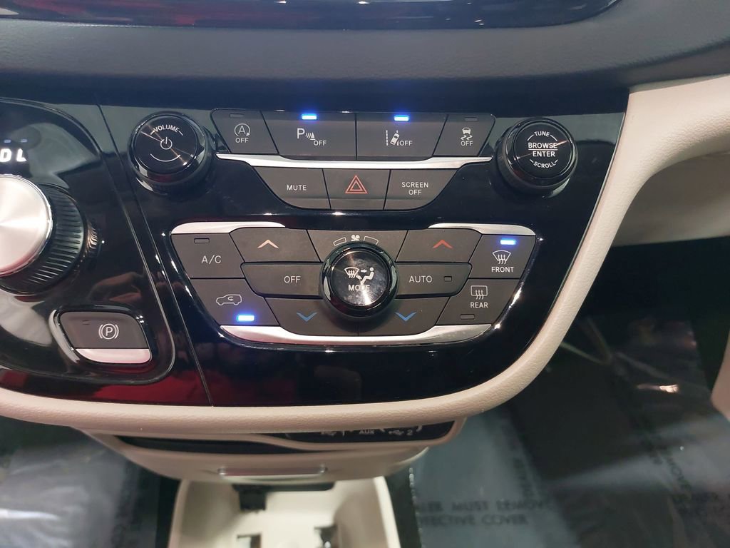 Used 2024 Chrysler Pacifica Touring-L image 34