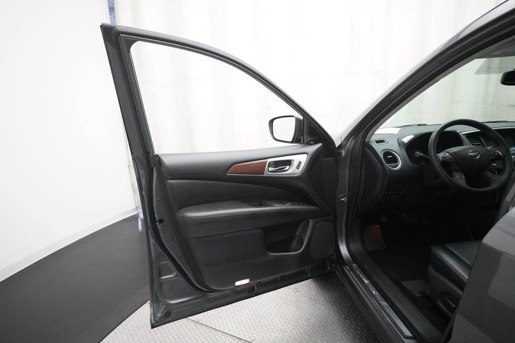 Used 2018 Nissan Pathfinder Platinum AWD/4WD image 30