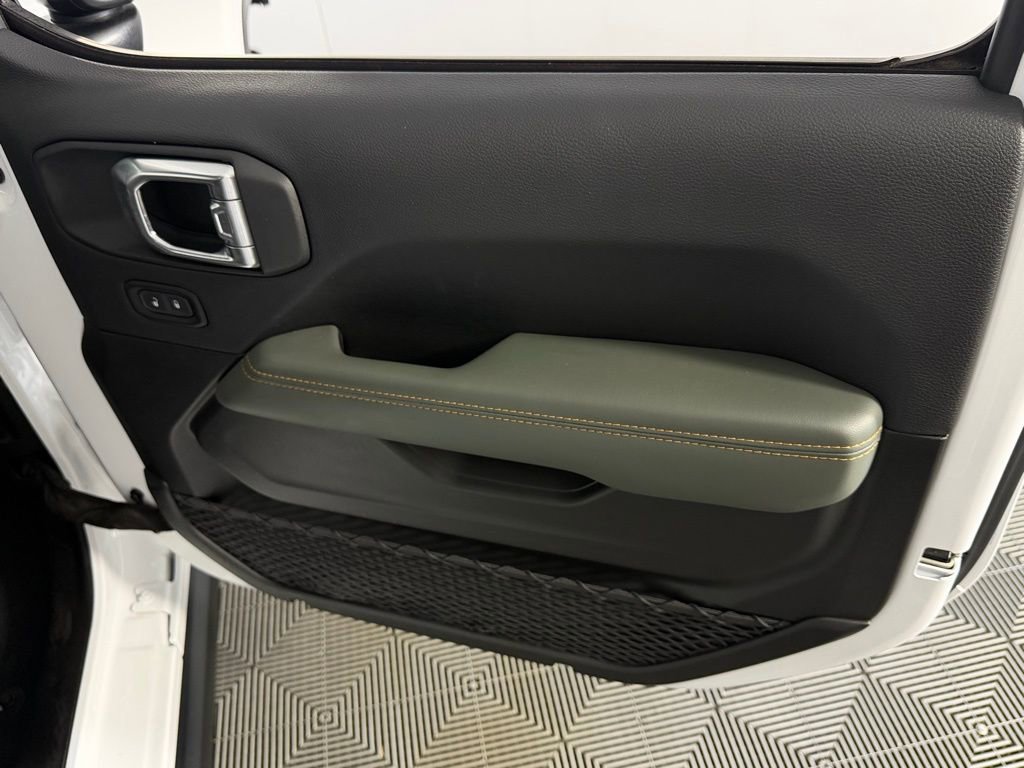 Used 2025 Jeep Gladiator Mojave AWD/4WD image 35