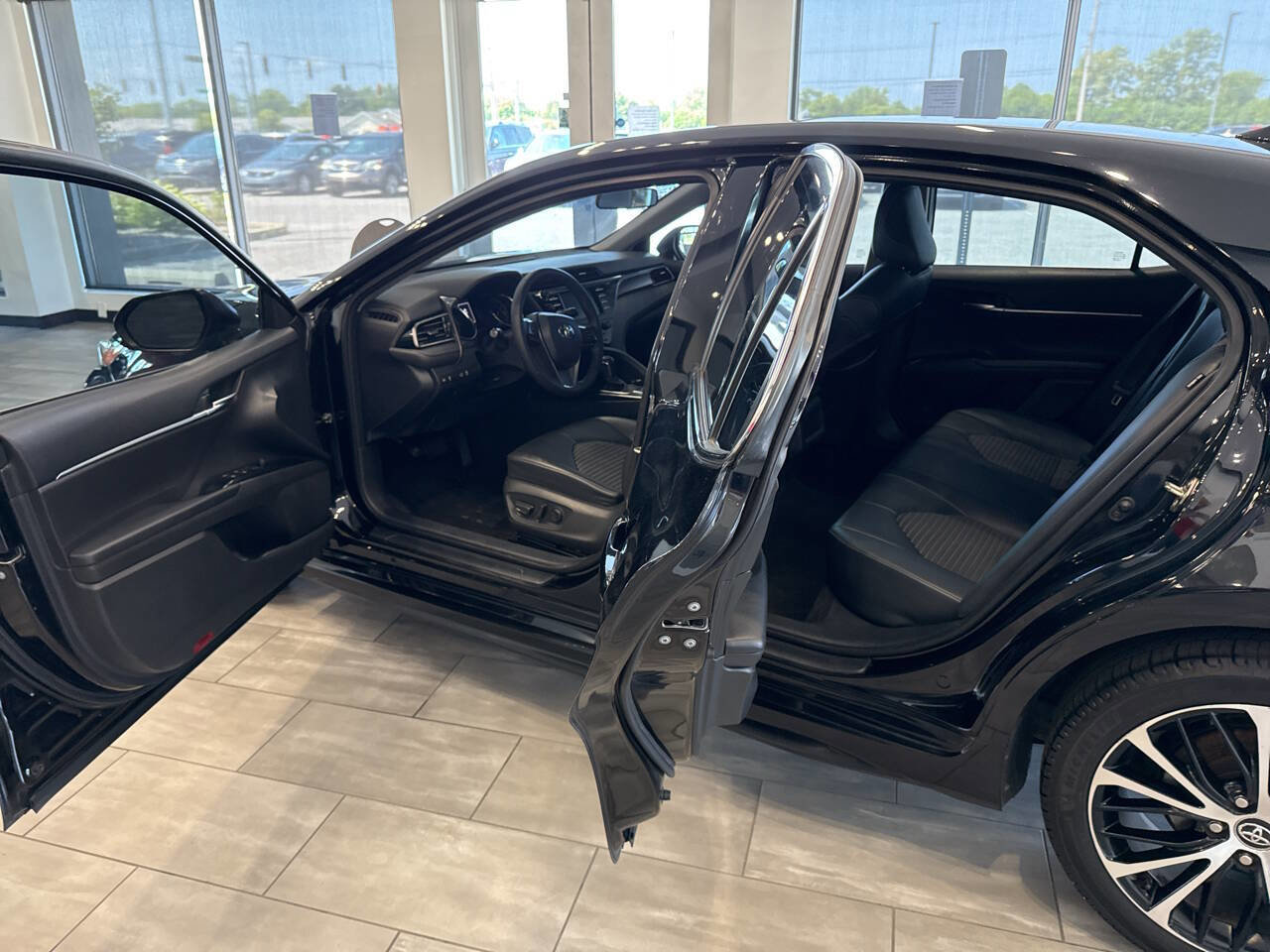Used 2020 Toyota Camry SE w/ Phone Cable & Charge Package image 9