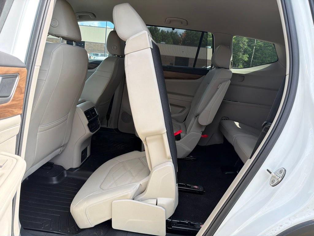 Used 2025 Volkswagen Atlas SE AWD/4WD image 11