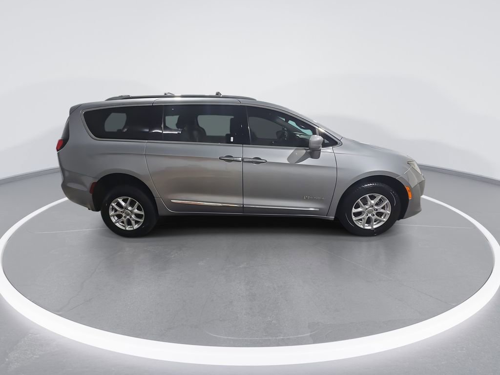 Used 2020 Chrysler Pacifica Touring-L FWD image 9