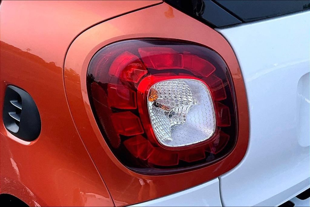 Used 2016 smart fortwo passion RWD image 24