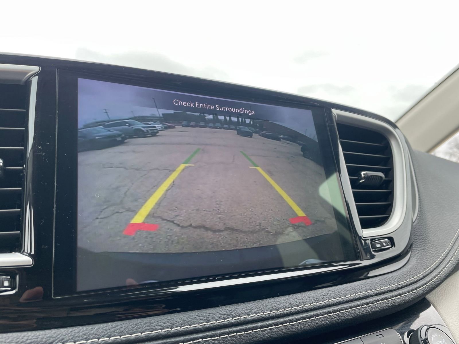 Used 2023 Chrysler Pacifica Touring-L image 25