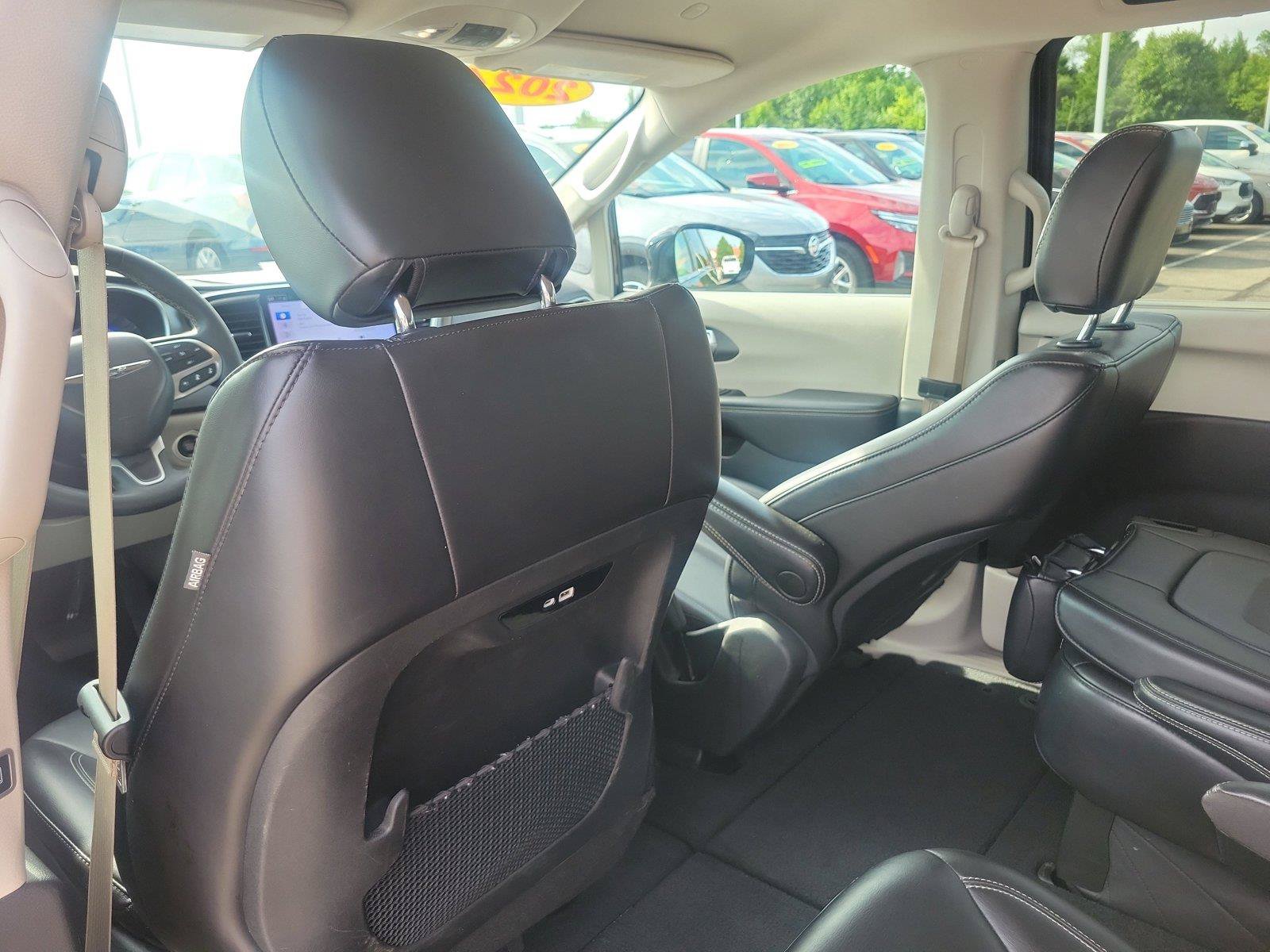 Used 2024 Chrysler Pacifica Touring-L FWD image 15