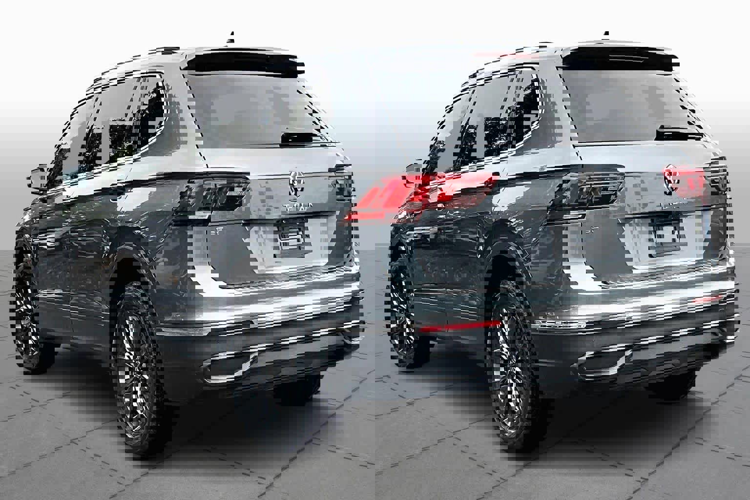 Certified 2022 Volkswagen Tiguan SE image 11