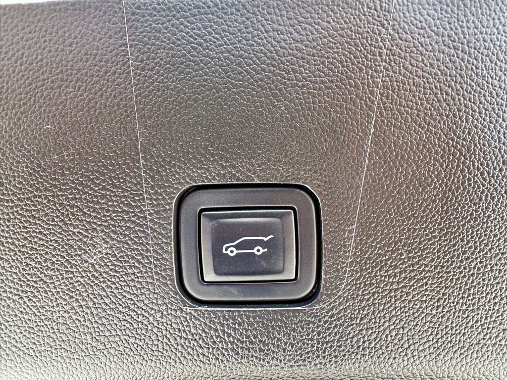 Used 2023 Chevrolet Traverse RS image 13