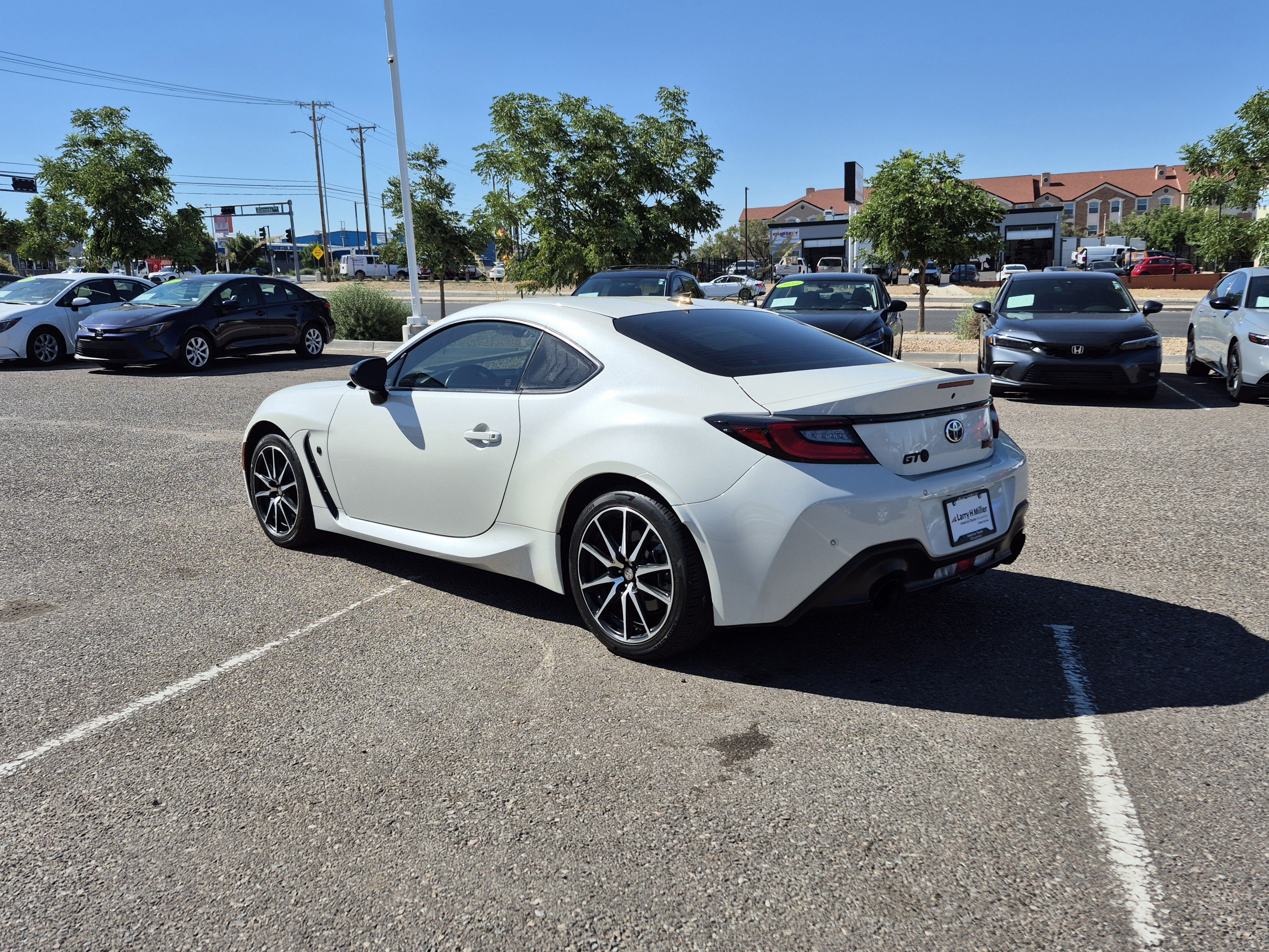 Used 2023 Toyota GR86 RWD image 3
