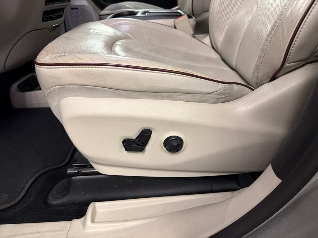 Used 2019 Chrysler Pacifica Limited w/ Tire & Wheel Group FWD image 27