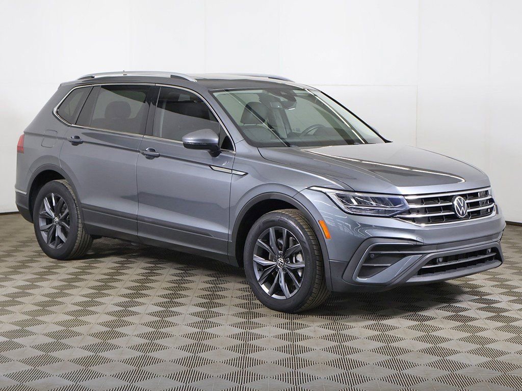 Used 2022 Volkswagen Tiguan SE w/ Panoramic Sunroof Package image 2