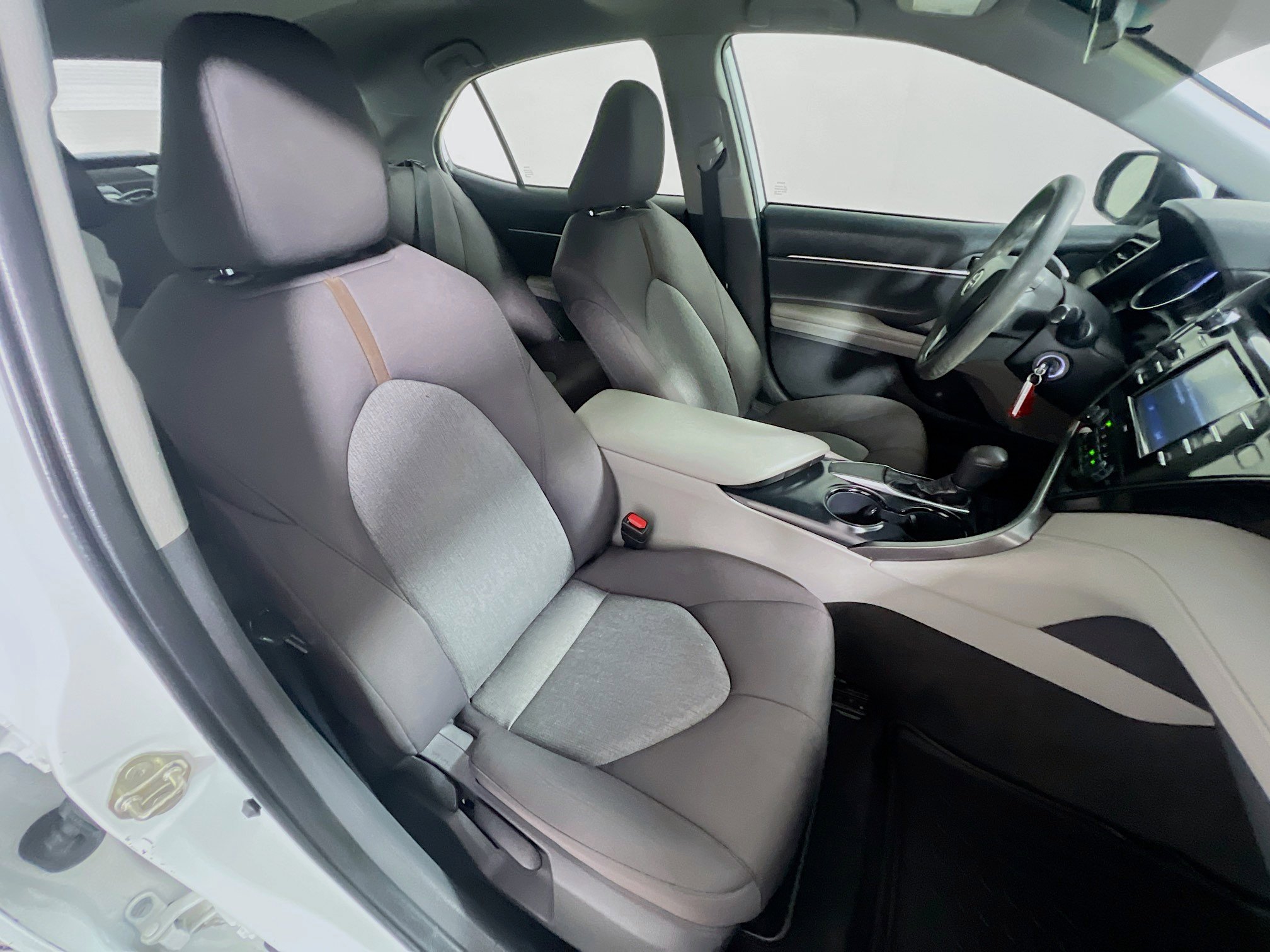 Used 2020 Toyota Camry L image 30