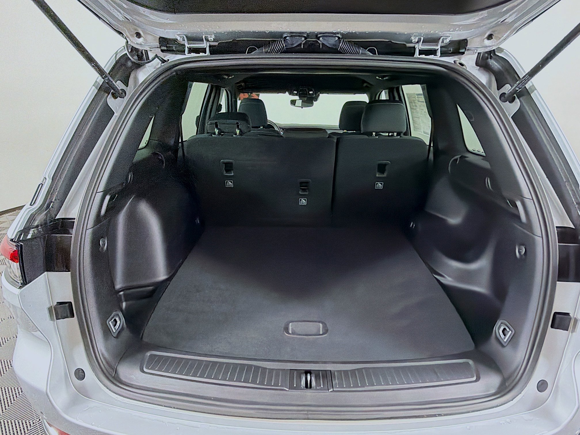 Used 2024 Jeep Grand Cherokee Laredo image 24