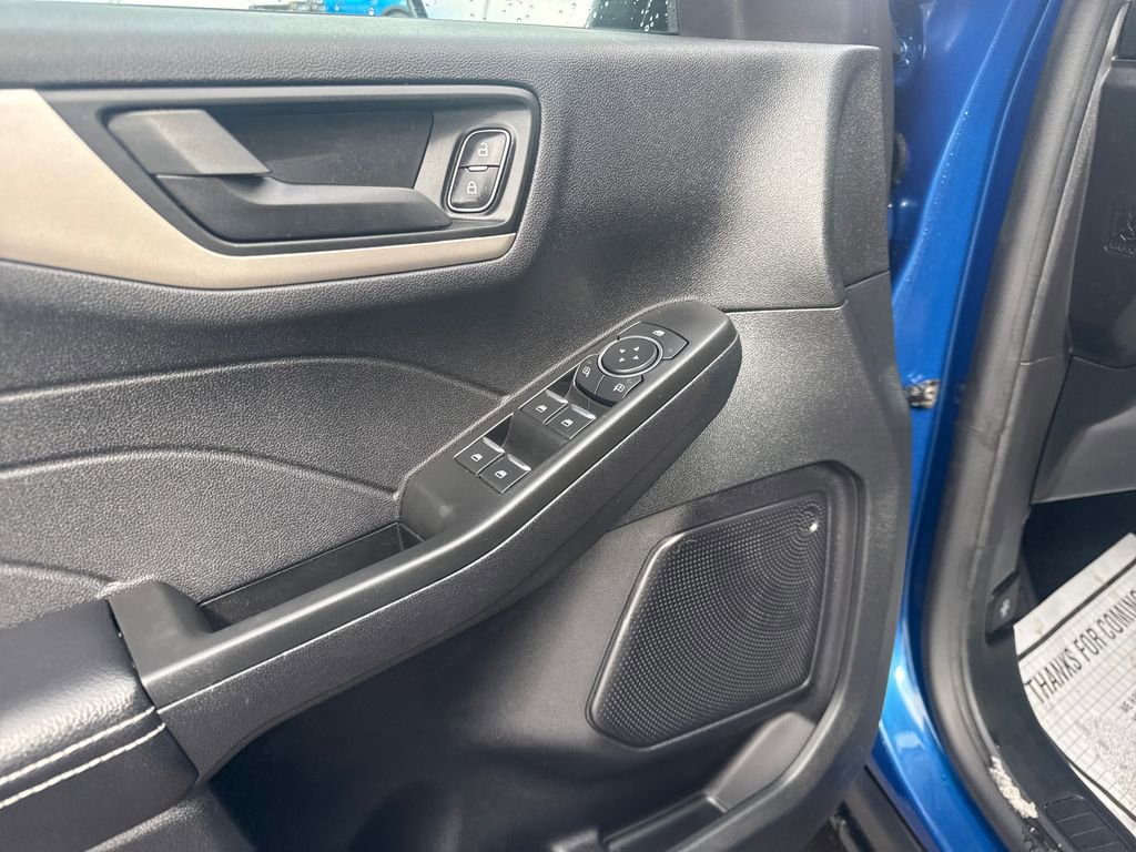 Used 2022 Ford Escape SE w/ SE Sport Appearance Package image 31