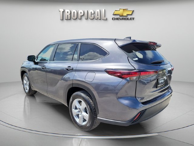 Used 2024 Toyota Highlander LE FWD image 2