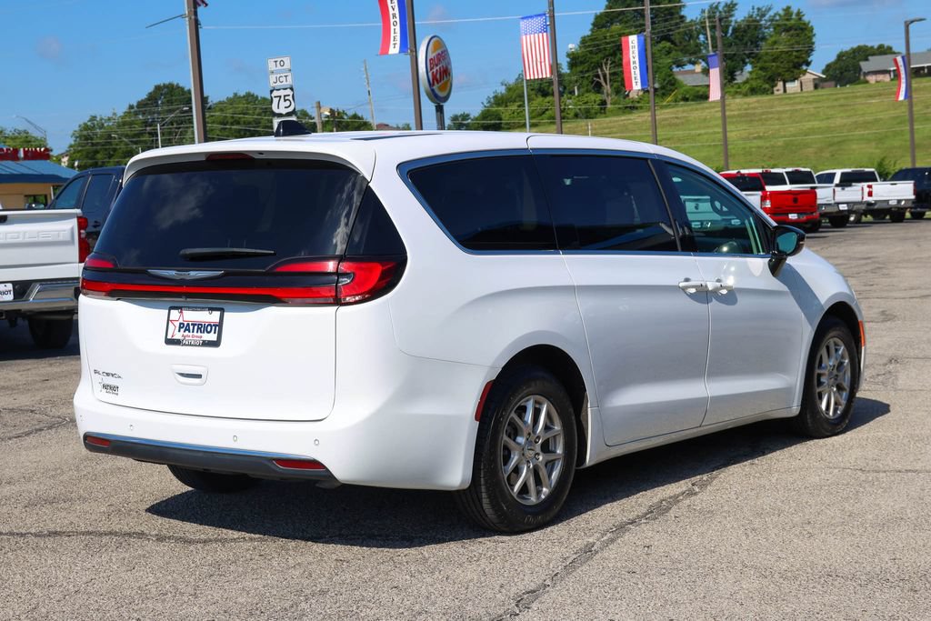 Used 2024 Chrysler Pacifica Touring-L FWD image 27