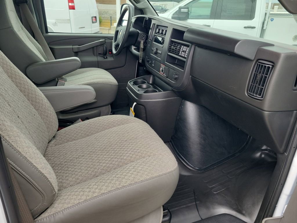 New 2026 Chevrolet Express 2500 Extended w/ Communications Package RWD image 15