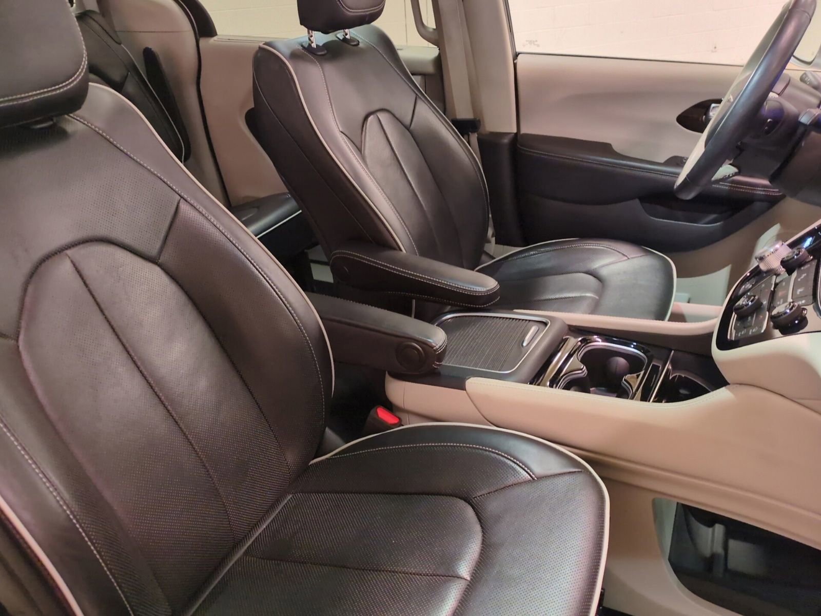 Used 2021 Chrysler Pacifica Limited AWD/4WD image 11