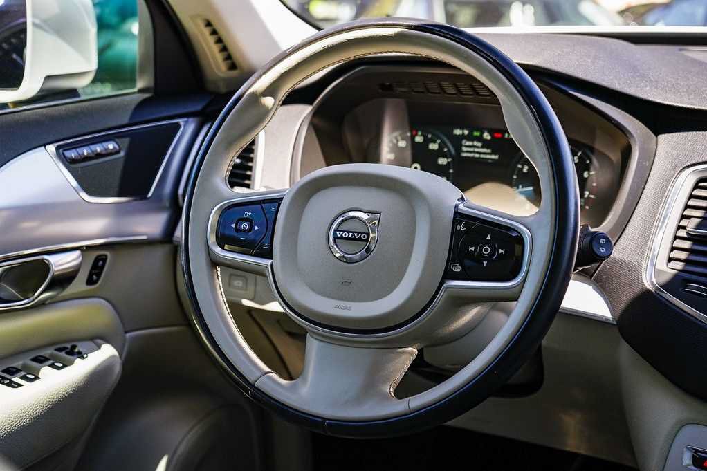 Used 2018 Volvo XC90 T6 Momentum w/ Convenience Package AWD/4WD image 15