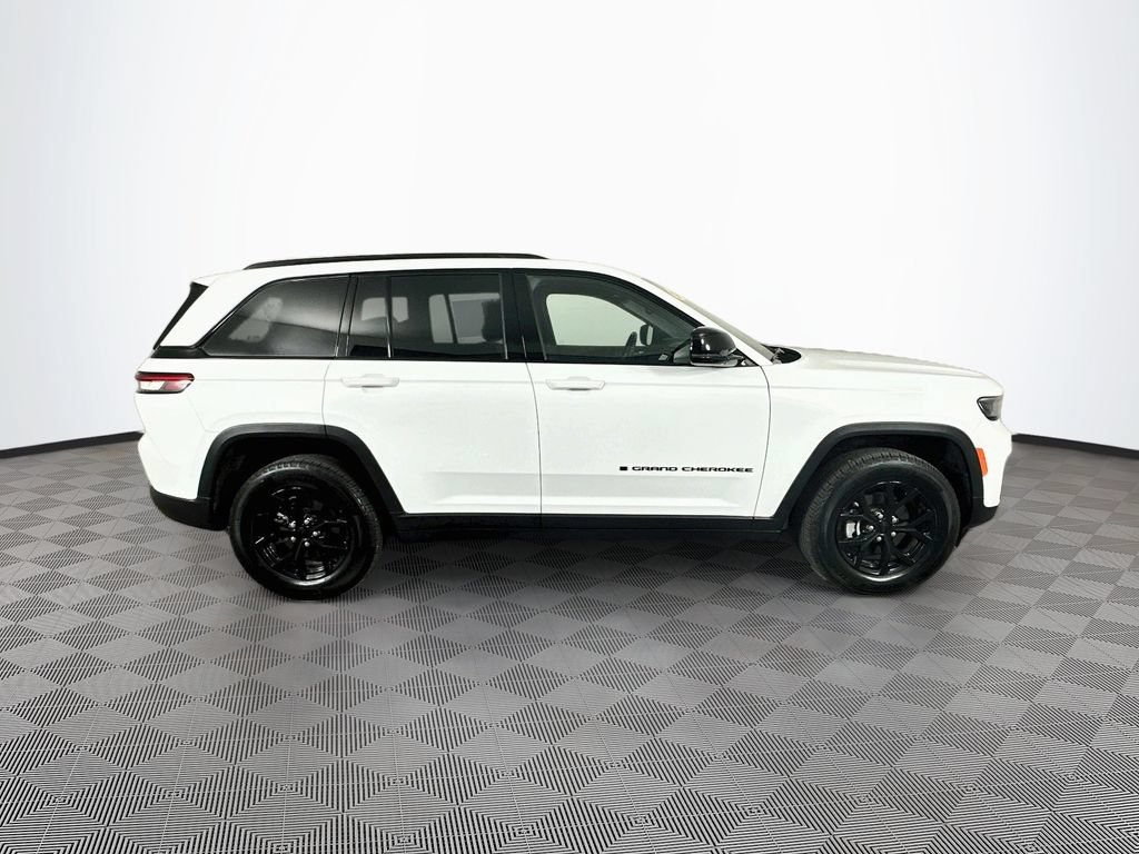Used 2024 Jeep Grand Cherokee Altitude AWD/4WD image 13