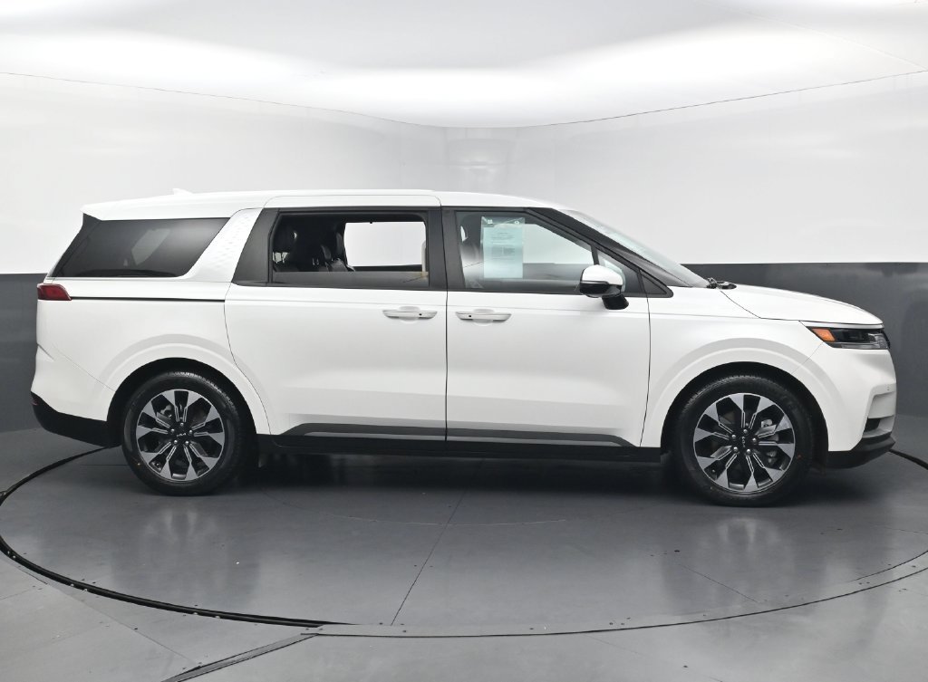 Used 2024 Kia Carnival EX FWD image 6