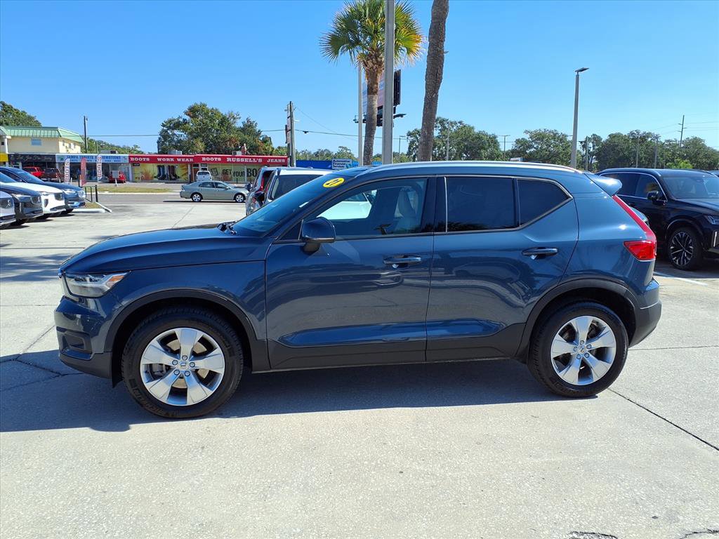 Used 2021 Volvo XC40 T4 Momentum w/ Protection Package Premier image 4